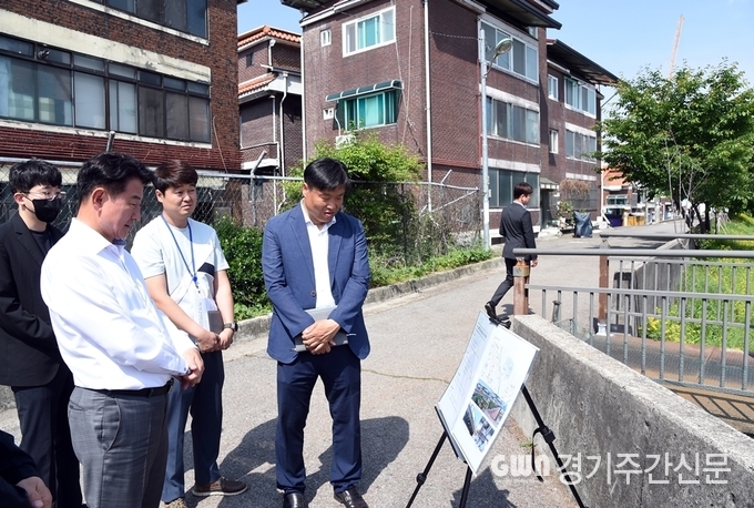  김동근 의정부시장이 시민들의 안전한 보행을 위해 5월 17일 을지대병원 인근 중랑천 ‘가금인도교’를 찾아가 현장점검을 실시했다.<br>
