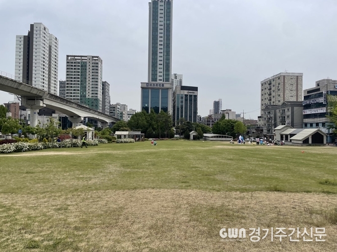  의정부시는 로프펜스로 둘러싸여 있던 시청 앞 잔디광장을 시민들이 자유롭게 이용할 수 있는 공간으로 개방했다고 30일 밝혔다.