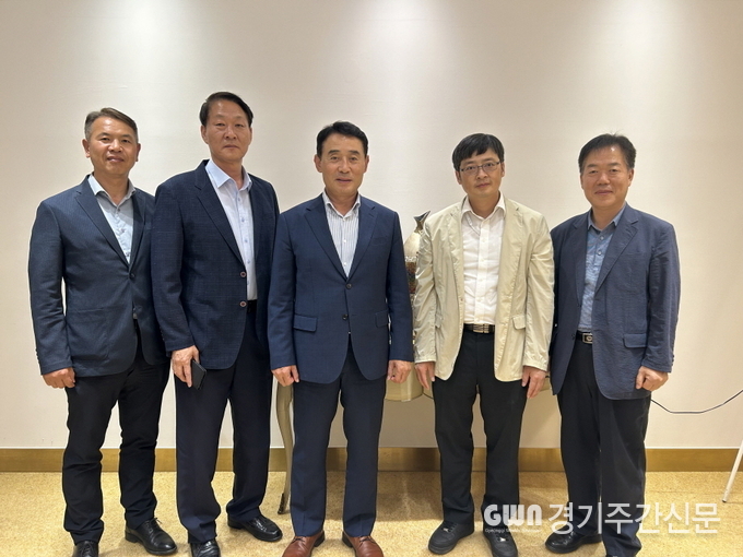  포천시는 지난 9일 수원에서 경기도 남동경 철도항만물류국장, 박재영 철도정책과장, 구자군 철도건설과장 등 경기도 철도업무 관계자와의 간담회에서 포천시 철도사업 추진 관련 경기도 차원의 적극적인 협조를 요청했다.