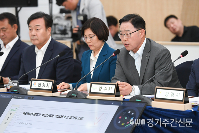  강수현 양주시장은 지난 9일 개최된‘민선8기 경기도시장군수협의회 제3차 정기회의 및 국토교통부 간담회’에 참석해 원희룡 국토부 장관에게 주요 지역 현안을 설명하고 협조를 건의했다.