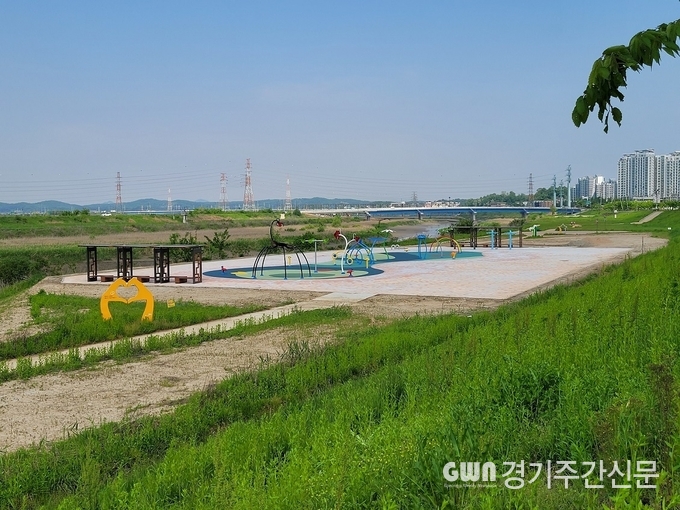 파주시 문산리 35-6번지 일원에 조성된 파주 문산천 물놀이장이 6월 30일에 개장한다.