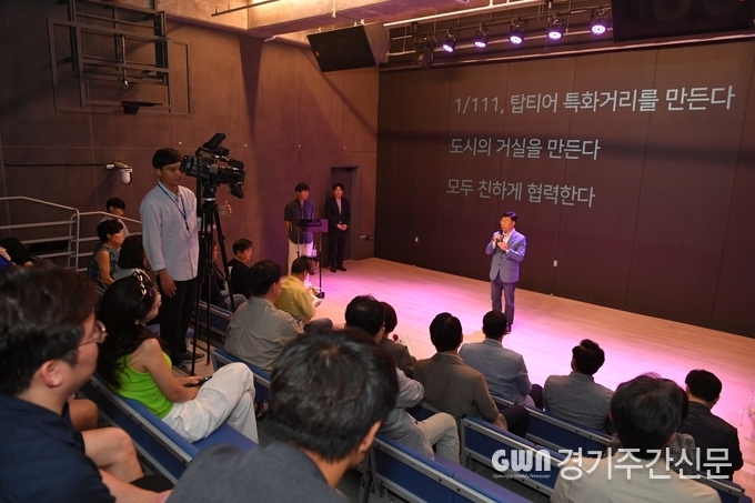  신상진 성남시장은 17일 백현카페문화 특화거리 비전공감 및 제막식에 참석한 후 ‘골목상권 게릴라 토크’를 진행하고 상인, 시민들과 지난 1년간의 시정운영에 대한 진솔한 이야기를 나누고 의견을 수렴했다. 