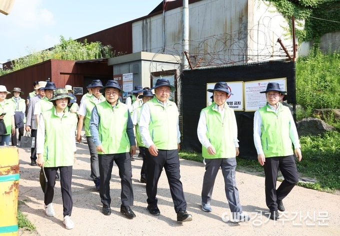  파주시가 23일 한창섭 행정안전부 차관과 함께 ‘디엠지(DMZ) 자유평화 대장정’ 임진각코스를 점검하고, 주한미군 반환공여구역인 캠프그리브스 내 전시관을 방문했다. 