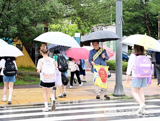  김경일 파주시장은 26일, 민선 8기 출범 1주년을 맞아 시민들과 함께한 지난 1년을 되새기고 앞으로의 3년도 오직 시민만 바라보며 민생을 책임지겠다는 각오를 담아 시민이 땀 흘려 일하는 일상 속으로 녹아 들어가는 민생행정을 추진했다.