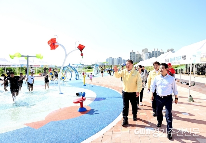  김경일 파주시장은 7일 문산천 물놀이장 현장을 찾아 안전 및 운영 준비상태 전반에 대해 점검했다.<br>
