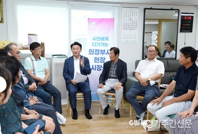  김동근 의정부시장은 7월 12일 가능동 입석마을회관에서 현장 시장실을 열고 주민협의체 위원들과 ‘입석마을 정주환경 개선’에 대한 의견을 나눴다.