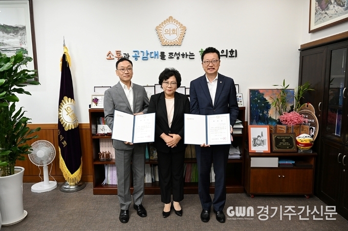  의정부시의회(의장 최정희)는 14일 의정활동에 필요한 법령해석, 입법연구 등 자문을 위해 입법과 법률분야 고문을 위촉했다고 밝혔다.