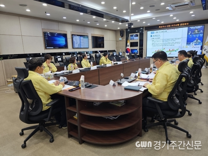  김포시는 폭염 재난 위기경보 수준이 경계에서 심각으로 격상함에 따라 지난 1일 ‘폭염대응 점검회의’를 개최했다.