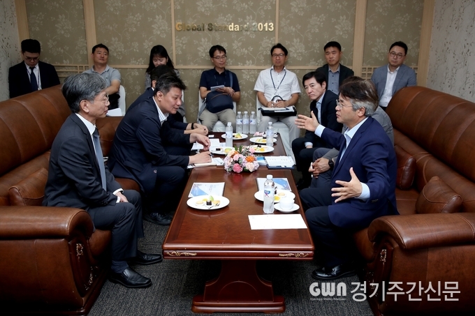  고양특례시는 8일 킨텍스에서 이동환 고양특례시장이 유정열 코트라(KOTRA, 대한무역투자진흥공사) 사장과 면담을 통해 경제자유구역 추진을 위한 투자 유치를 요청하고 고양시와 코트라 간 협력 강화를 논의했다고 밝혔다.<br>