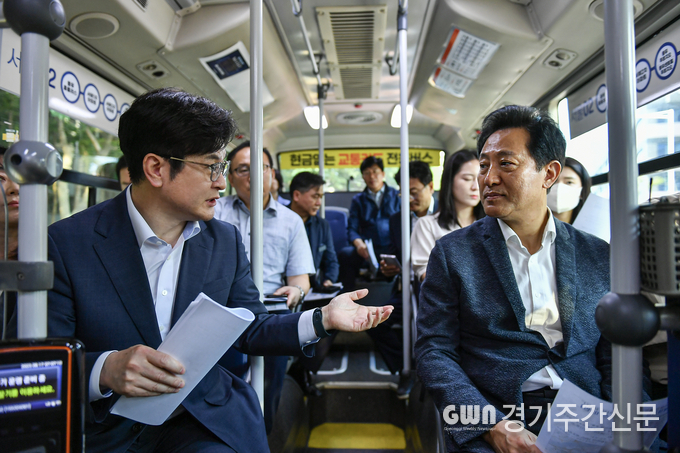  김병수 김포시장(좌)과 오세훈 서울시장이 서울동행버스(서울02번)에 탑승해 김포시 대중교통 현안에 관한 대화를 나누고 있다.
