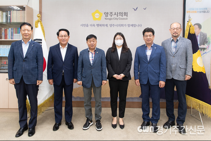  윤창철 의장이 양주시의회 의원 행동강령운영 자문위원회 위원에게 위촉장 수여 하고 기념촬영을 하고 있다.