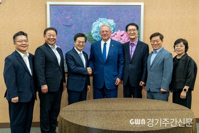  김경일 파주시장은 19일 고양시 킨텍스에서 열린 ‘이클레이(지속가능발전을 위한 세계지방정부협의회) 지방정부 단체장·앨 고어(Al Gore) 전(前) 미국 부통령 간 간담회’에 참석해 탄소중립 사회 전환과 재생에너지 정책 추진을 위한 강한 의지를 드러냈다.<br>