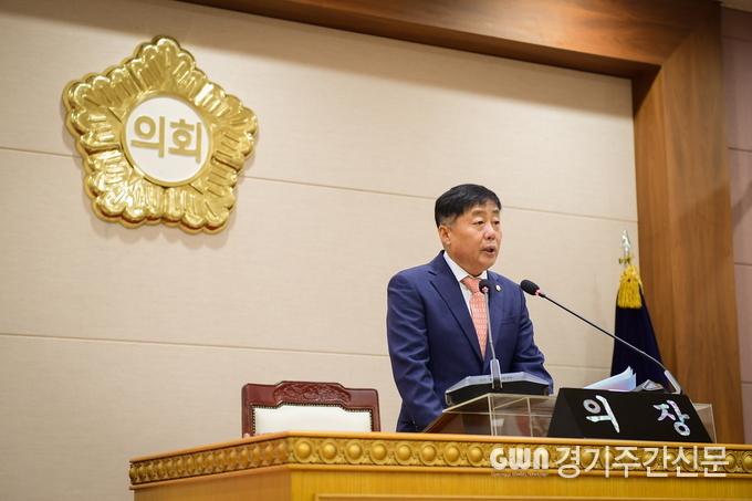  윤창철 의장이 ‘제358회 임시회’에서 ‘청년 전세보증금 반환보증 보증료 지원 사업’ 공정하고 평등하게 재추진 촉구 건의안을 대표 발의하고 있다.