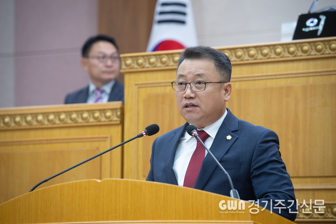  정현호 의원이 제358회 임시회 제2차 본회의에서 ‘노인장기 요양보험 사업 비율 개선 촉구 건의안’을 대표 발의하고 있다.<br>