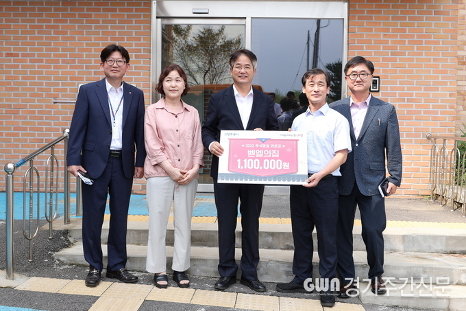  이동환 고양특례시장은 추석 명절을 앞두고 취약계층들이 따뜻한 한가위를 보낼 수 있도록 19일 관내 26개소 사회복지 생활시설 780명에 위문금을 전달하고 사회복지시설 등 3개소를 방문해 시설 관계자와 종사자를 격려했다.<br>