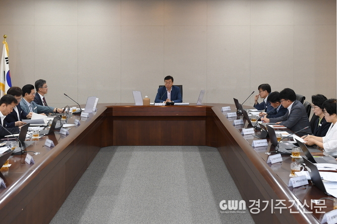  신상진 성남시장은 20일 9월 정례간부회의에서 “내년도 본예산 편성을 위해 관련 부서의 심의 결과, 2024년 세입이 올해보다 지방세 등 자체 세입이 558억 원 감소하고, 세출 조정액 대비해 세수입은 2000억 원가량 부족할 것으로 예상되어 2024년 본 예산안을 긴축재정 기조로 편성하라”고 지시했다.<br>