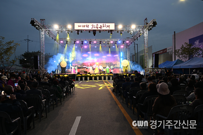  의정부시의회(의장 최정희)는 지난 6일 시 승격 60주년을 맞아 호원동 일원 회룡사 입구 사거리에서 열린 제52회 시민의 날 기념식 및 제38회 회룡문화제 개막식에 참석했다고 밝혔다.