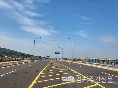  파주시는 운정3지구 초롱꽃 마을과 파주출판단지를 잇는 심학산로 구간 직통도로(520m, 왕복4차선)를 5일 임시 개통했다.