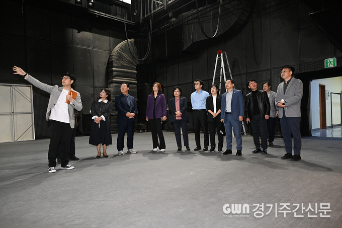  의정부시의회는 집행부 행정에 대한 관리·감독 기관으로서의 책무를 다하기 위해 16일 최근 리모델링을 완료한 의정부예술의전당을 방문했다. 