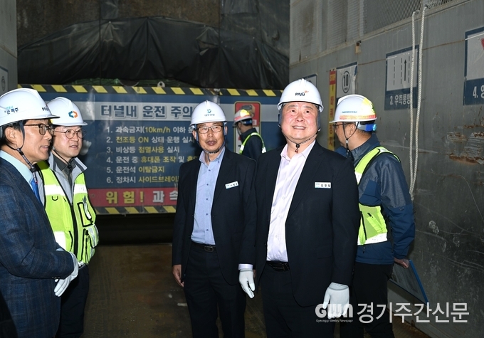  김경일 파주시장, 윤후덕 국회의원이 참석하여 공사 관계자로부터 정거장과 차량기지 공사 현황을 보고받고, 안전 시공을 당부했다.