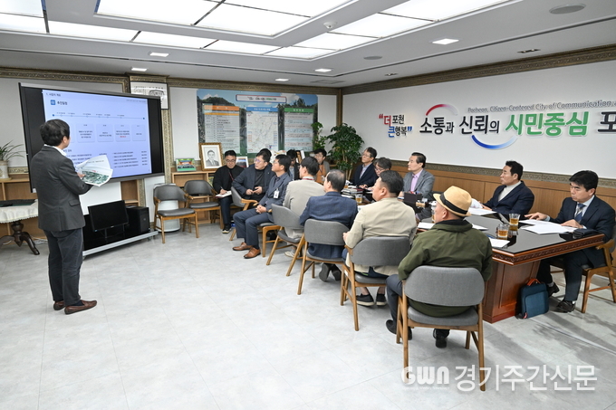  포천시는 지난 30일 포천시장 집무실에서 ‘산정호수 관광지 상동지구 정비 및 개발방안 검토 용역’ 중간보고회를 개최했다.<br>