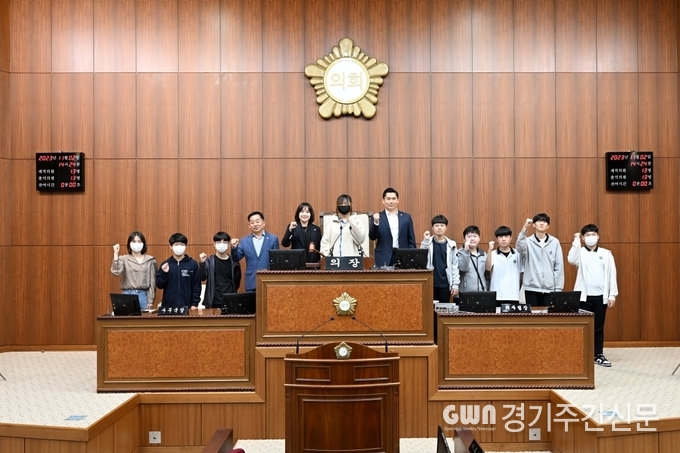 의회 교실에 참여한 발곡중학교 학생들과 김연균, 김현주, 김지호 의원이 기념촬영을 하고 있다.