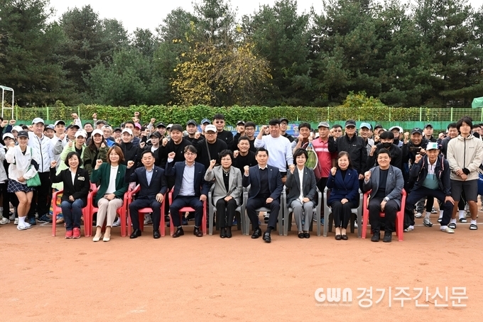  왼쪽부터 권안나, 강선영, 김연균 의원, 의정부시테니스협회 정성민 회장, 최정희 의장, 김지호, 정미영, 이계옥, 조세일 의원