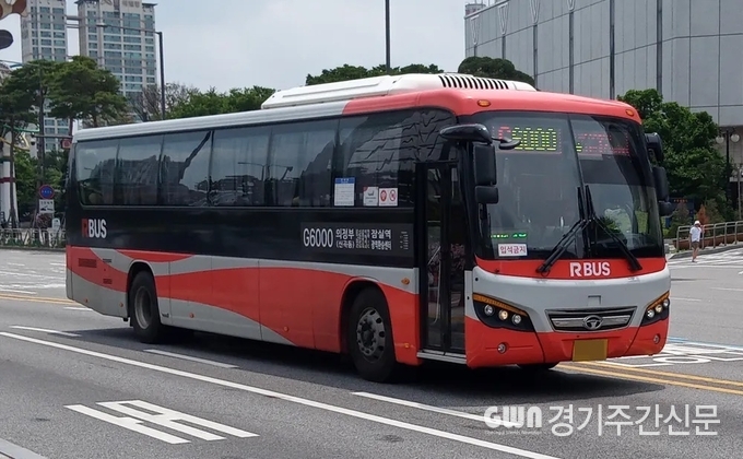  의정부시는 의정부~잠실광역환승센터간 운행 중인 G6000번, G6100번 광역버스 각 2대를 12월 중 추가 증차해 운행한다고 밝혔다.<br>