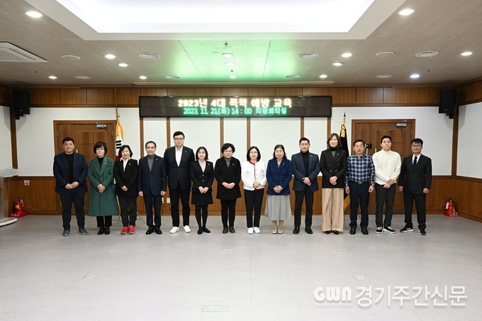  의정부시의회는 21일 의회 의원회의실에서 전체 의원들을 대상으로 ‘4대 폭력 예방 교육’을 실시했다.<br>