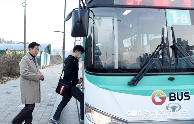  김동근 의정부시장이 11월 22일 시민들의 출근길 불편사항을 확인하기 위해 시내버스 1-8번 노선의 고산지구 정류소 탑승 현장을 긴급 점검했다. (사진=의정부시)<br>
