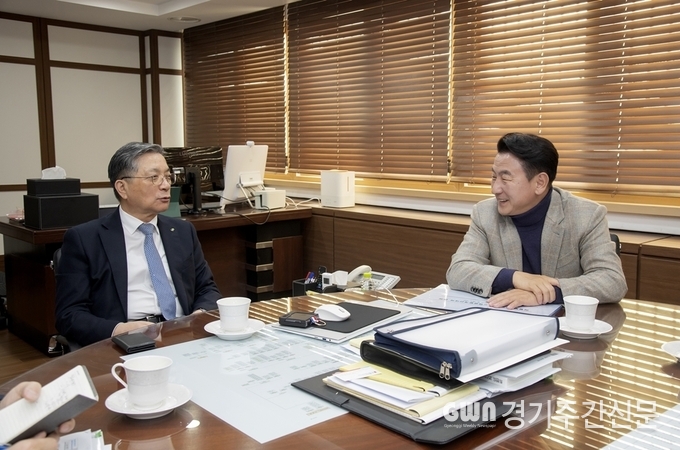 김동근 시장이 24일 LH(한국토지주택공사) 서울지역본부에서 이한준 LH 사장을 만나 법조타운 교통대책 재검토를 요청했다.