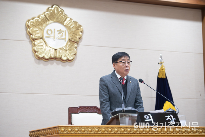  윤창철 의장이 제362회 정례회 제1차 본회의에서 ‘한탄강 환경 보존을 위한 신천 색도 개선 촉구 건의안’을 채택하고 있다.