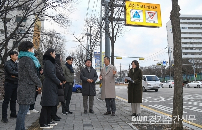  김동근 의정부시장이 보다 안전한 통학로 구축을 위해 12월 13일 장암초등학교 어린이보호구역 현장점검에 나섰다.