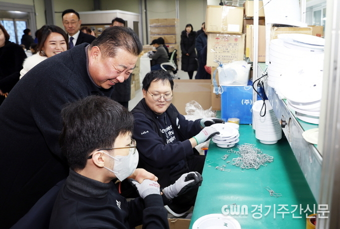  김경일 파주시장은 민생을 최우선으로 ‘민생안정’과 ‘지역경제 활성화’를 위한 정책 추진과제를 올해 1호 사업으로 결재하고, 이를 위한 첫 행보로 민생현장을 찾았다.