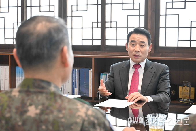  포천시는 지난 12일 기회발전특구 유치를 위한 첨단국방드론 방위산업 육성방안과 관군 상생협력 방안을 논의하기 위한 간담회를 진행했다.<br>