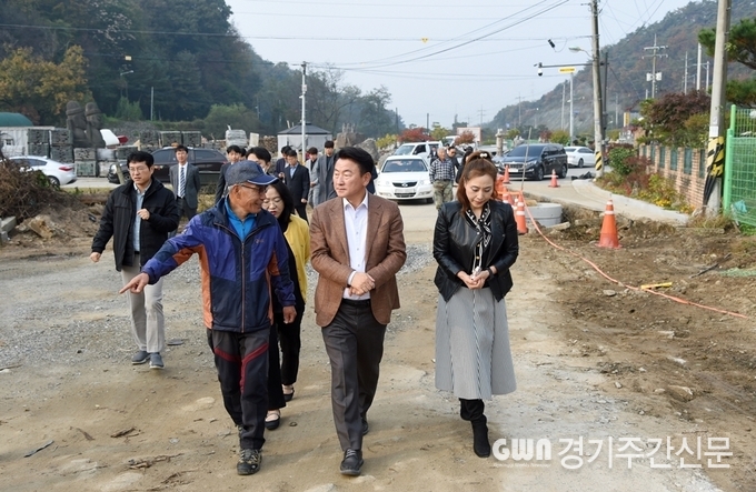  의정부시는 국도 43호선 축석고개에 주민 숙원인 마을 보호용 방음벽을 설치한다고 17일 밝혔다.<br>
