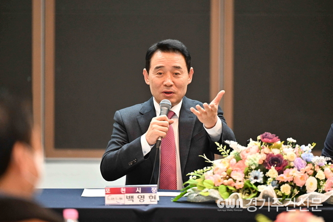  백영현 포천시장은 17일 영중면 행정복지센터 2층 다목적실에서 2024년 영중면 주민과의 공감소통 간담회를 개최했다. <br>
