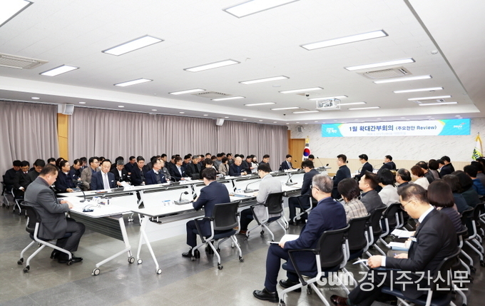  파주시는 17일 김경일 파주시장과 실·국·과장 등 간부 공무원 100여 명이 참석한 가운데 파주시 주요현안을 공유하는 새해 첫 확대간부회의를 개최했다.<br>