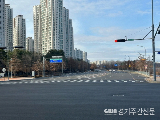  주시가 운정호수교차로의 상습 정체를 해소하기 위해 좌회전 차로를 기존 2개에서 3개로 확장했다.