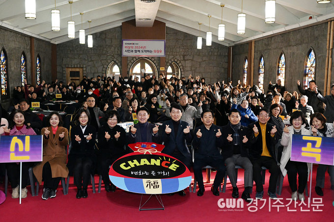  의정부시의회는 24일 캠프 레드클라우드(CRC) 내 예배당에서 열린 신곡권역의 업무보고회(주제:‘신곡권역의 기분 좋은 새로운 도약’)에 참석했다.<br>