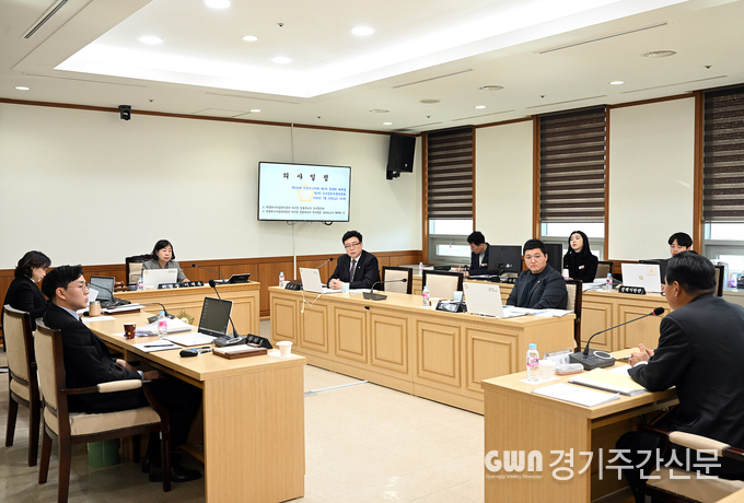  의정부시의회(의장 최정희)는 26일 시의회 4층 운영위원회 회의실에서 김용석 의정부시시설관리공단 이사장 임용후보자에 대한 인사청문회(위원장 이계옥)를 실시했다. 