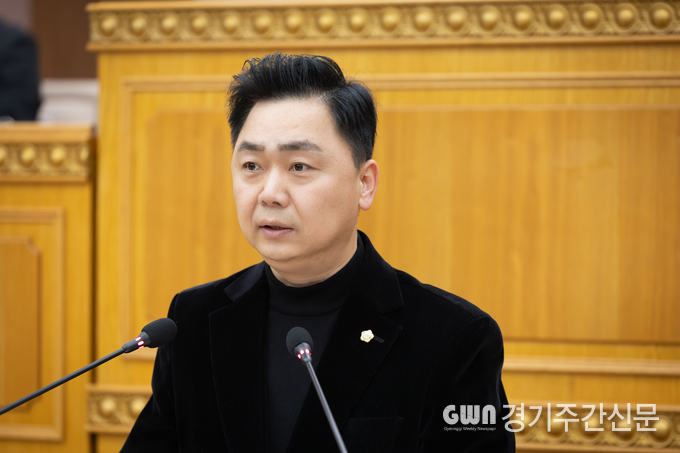  정희태 의원이 제364회 임시회 제2차 본회의에서 ‘소비자를 위한 공정배달료 추진 건의안’을 대표 발의하고 있다.
