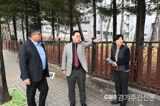  강수현 양주시장이 29일 오후 관내 회천중학교(이하 회천중) 내 율정중학교(이하 율정중) 임시 배정 학생 309명의 원거리 통학 편의 증진을 위한 통학버스 승·하차 구역 개선 공사 완료 현장을 방문해 안전을 점검했다.