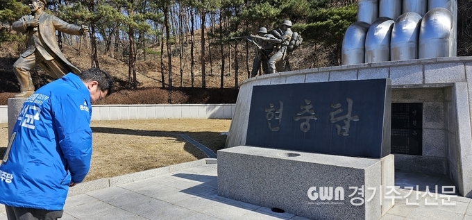  문석균 예비후보는 현충탑 참배를 시작으로 경선 첫 일정을 시작했다.