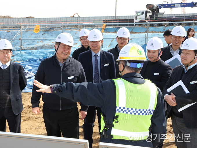  파주시는 4일 김경일 파주시장이 2024년 수도권광역급행철도(GTX) A노선 개통 대비 현장 점검을 위해 문산차량사업소와 운정 수도권광역급행철도(GTX) 역사 환승센터 공사 현장을 방문했다고 밝혔다.
