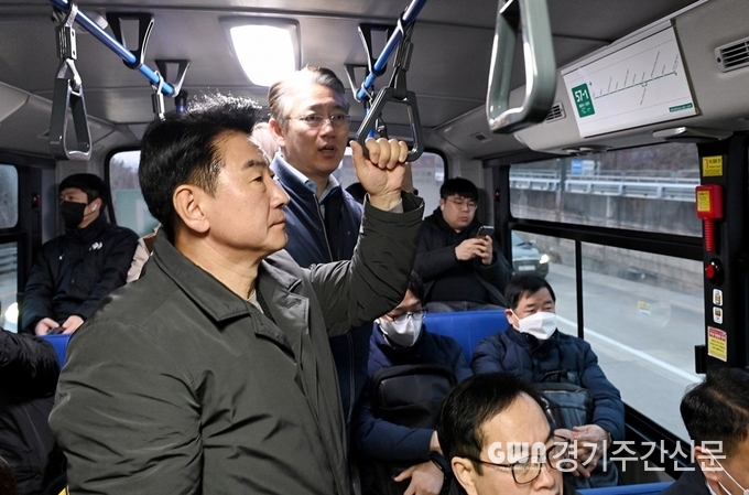 김동근 시장은 3월 5일 신곡동 이편한세상 신곡포레스타뷰 아파트 정류소에서 57-1번 시내버스에 탑승해 출근길 버스 이용 불편사항을 점검했다.<br>