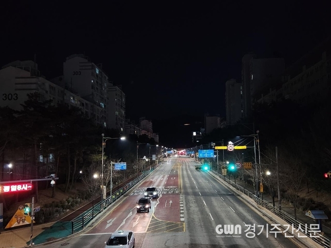  의정부시는 야간에도 안전한 도로환경을 제공하고자 주요 도로변 조명시설을 LED로 교체하고 있다고 8일 밝혔다.