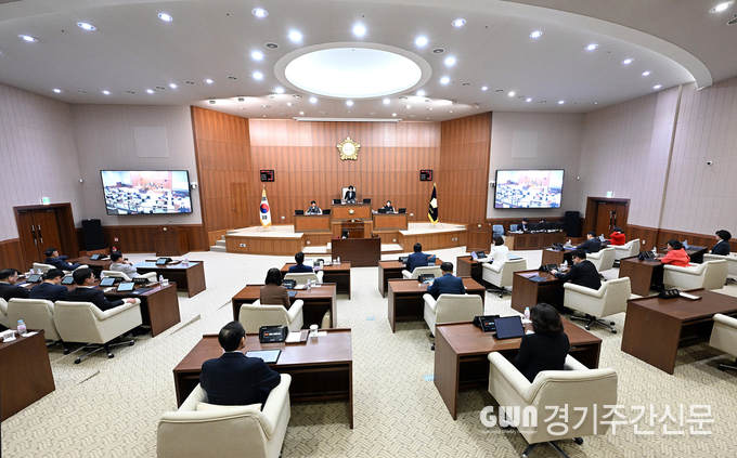  의정부시의회(의장 최정희)는 11일 제328회 임시회 제1차 본회의를 열고 18일까지 8일간의 일정으로 의정활동에 들어간다.