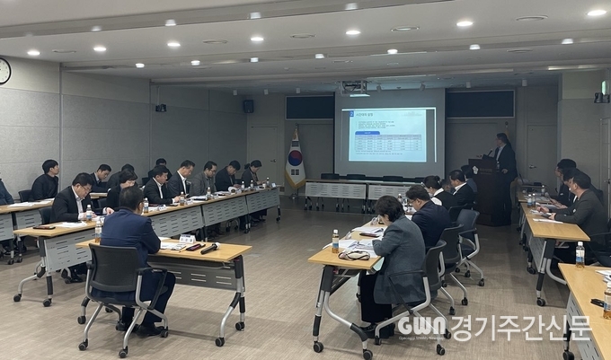  파주시는 12일 ‘100만 자족도시’ 실현을 위해 추진 중인 ‘파주시 평화경제특구 조성 구체화 방안 마련 연구용역’에 대한 시의회 착수 보고를 마쳤다.