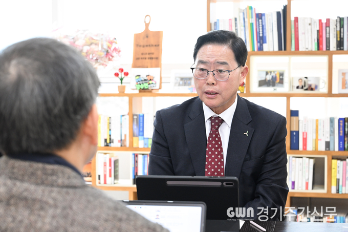  강수현 양주시장이 13일 양주시청 시장실에서 시장 지속 시정혁신자문위원회 문미성 경제일자리분과장을 비롯한 분과위원 및 담당 국·과장과 함께 ‘시정혁신자문위원회 경제일자리분과 자문회의’를 진행했다.